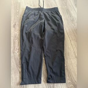 Under Armour woman’s unstoppable crew pant color black